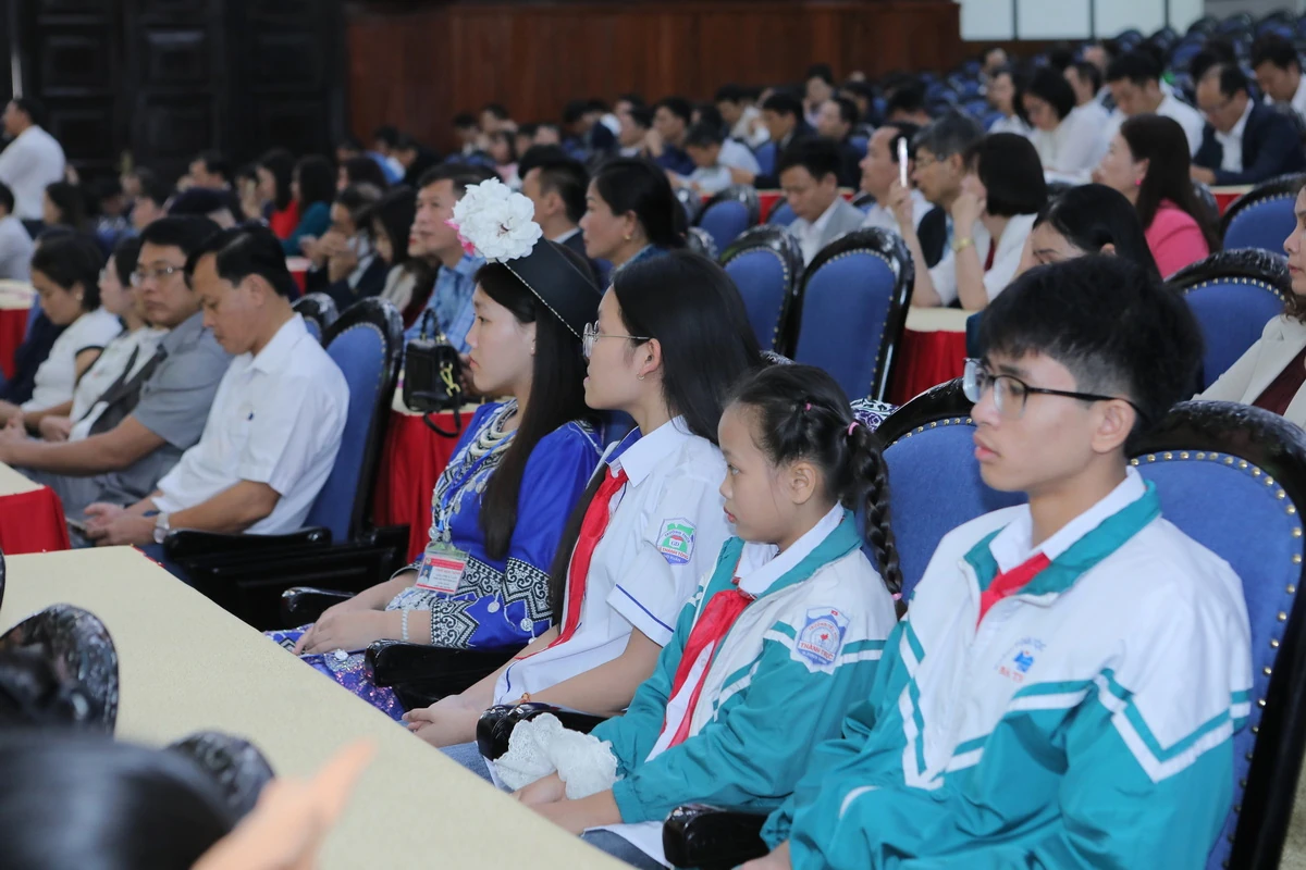 Lãnh đạo tỉnh gặp mặt nhà giáo, học sinh, sinh viên tiêu biểu nhân Ngày Nhà giáo Việt Nam 20/11