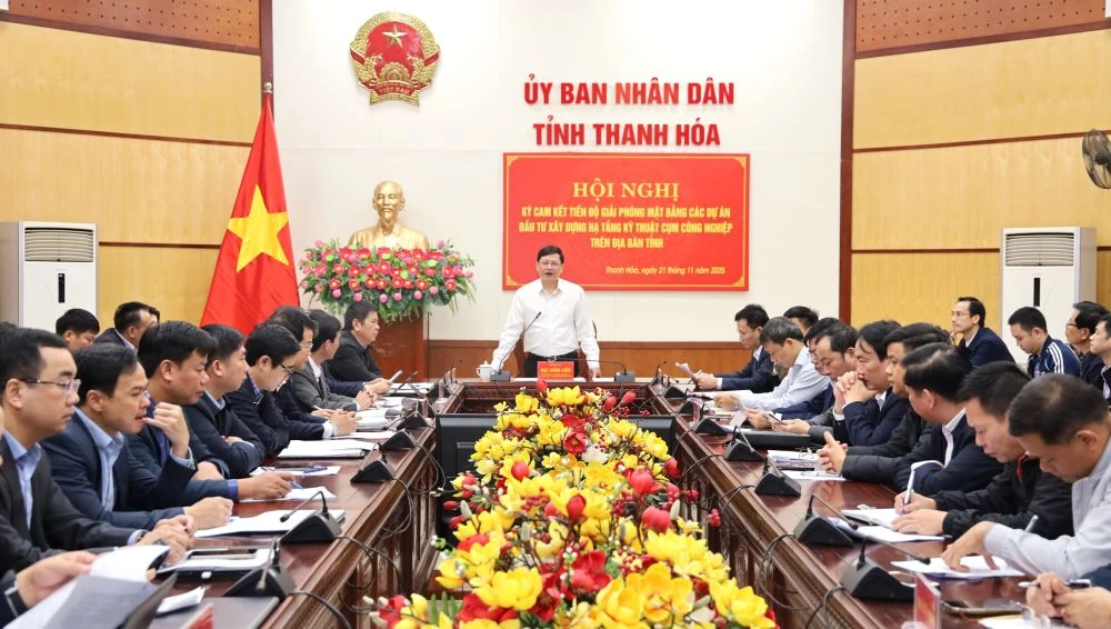 Ký cam kết tiến độ giải phóng mặt bằng các dự án hạ tầng kỹ thuật cụm công nghiệp