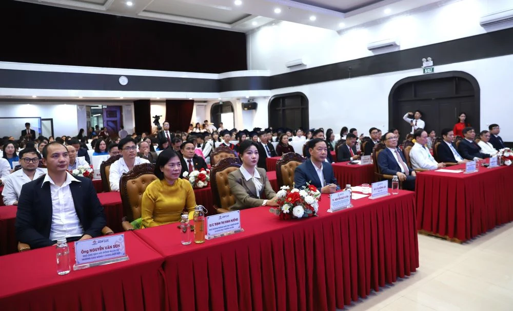 Trường CĐ Y dược Hợp Lực kỷ niệm Ngày Nhà giáo Việt Nam và trao bằng tốt nghiệp cho sinh viên