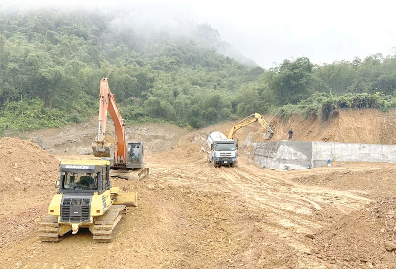 Khắc phục sạt lở đất, đá khu vực miền núi