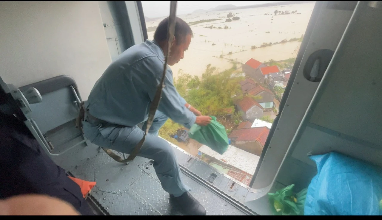 Trực thăng vận chuyển bốn tấn hàng đến người dân vùng lũ