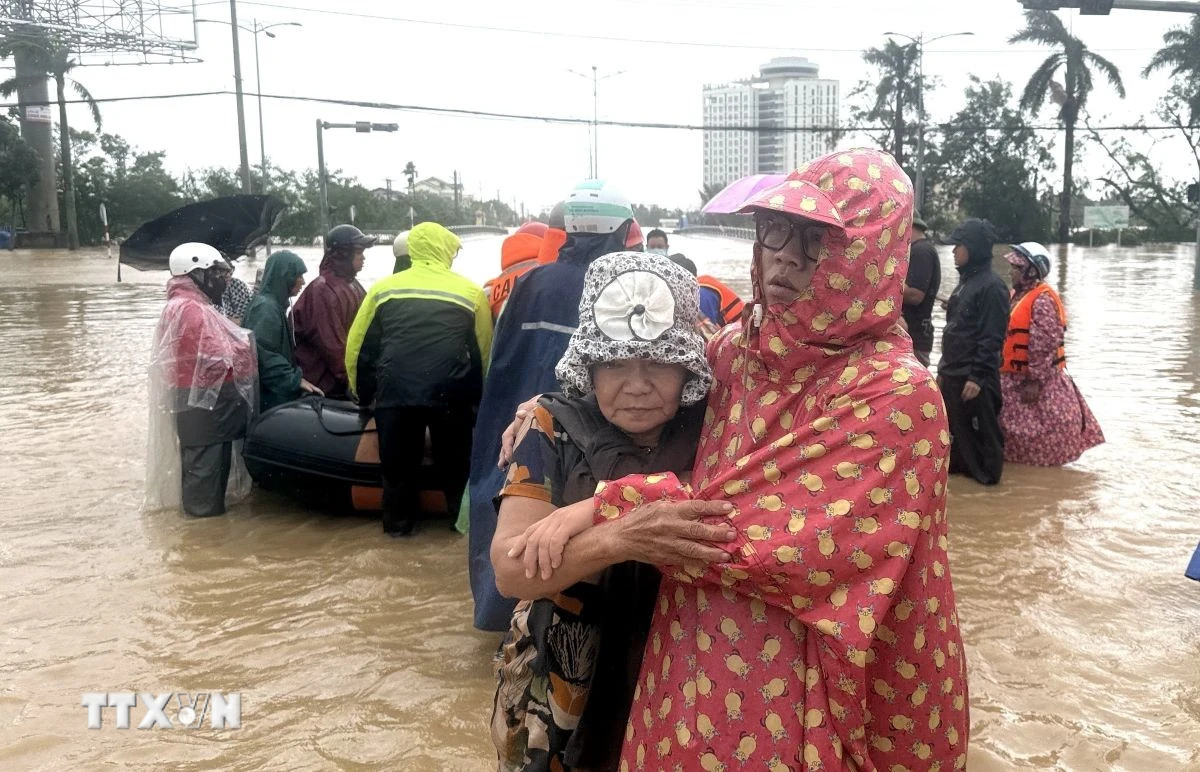 Tập trung tổng lực, huy động mọi lực lượng, phương tiện để cứu người