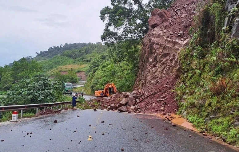 Tập trung ứng phó mưa lũ, đặt nhiệm vụ bảo đảm an toàn tính mạng cho Nhân dân lên trên hết, trước hết