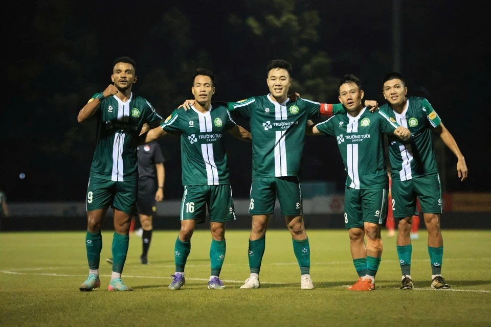 PVF-CAND chia tay HLV Thạch Bảo Khanh; Man City và Liverpool thua sốc