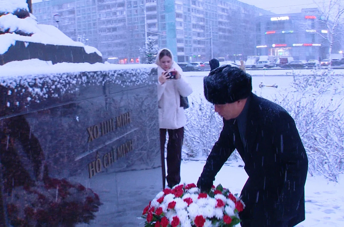 Đoàn đại biểu cấp cao tỉnh Thanh Hóa dâng hoa Lăng V.I.Lênin và Tượng đài Chủ tịch Hồ Chí Minh tại Liên bang Nga