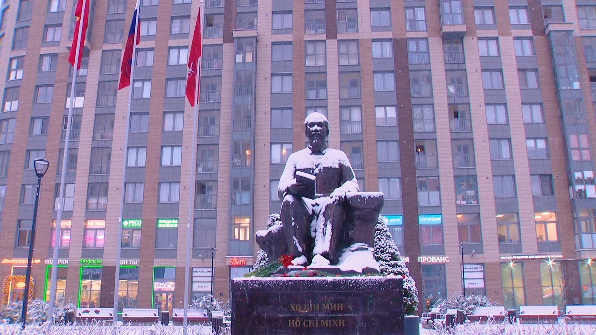 Đoàn đại biểu cấp cao tỉnh Thanh Hóa dâng hoa Lăng V.I.Lênin và Tượng đài Chủ tịch Hồ Chí Minh tại Liên bang Nga