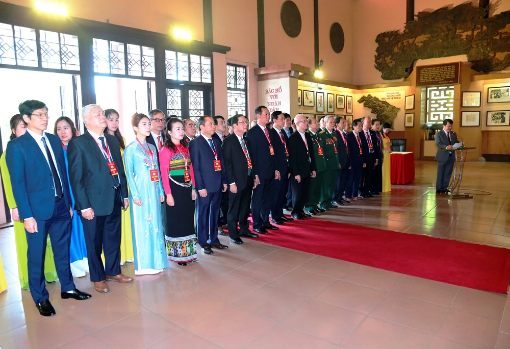 Đoàn đại biểu dự Đại hội MTTQ tỉnh Thanh Hóa lần thứ XVI dâng hương, báo công với Chủ tịch Hồ Chí Minh