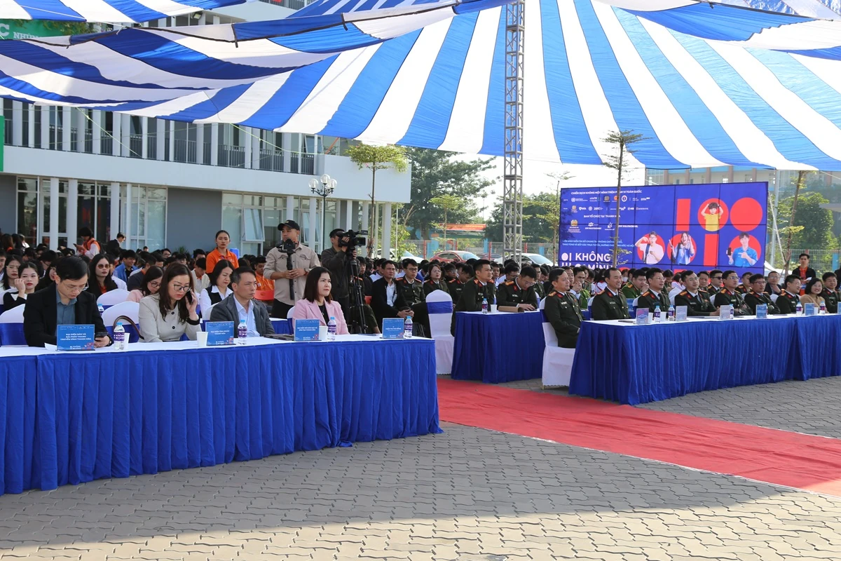Tuyên truyền “Không một mình - Cùng nhau an toàn trực tuyến” cho hàng nghìn học sinh, sinh viên