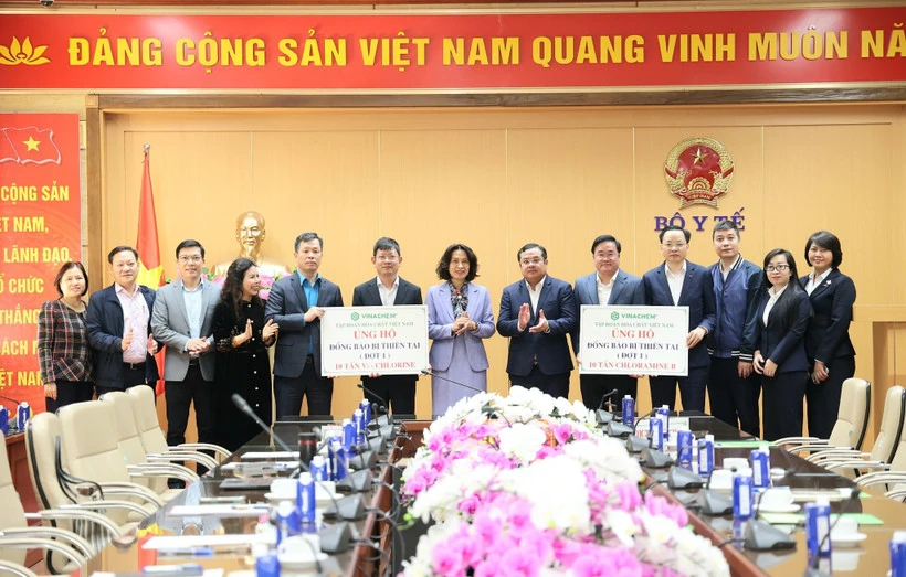 Tiếp nhận 20 tấn hóa chất hỗ trợ các địa phương xử lý môi trường sau lũ