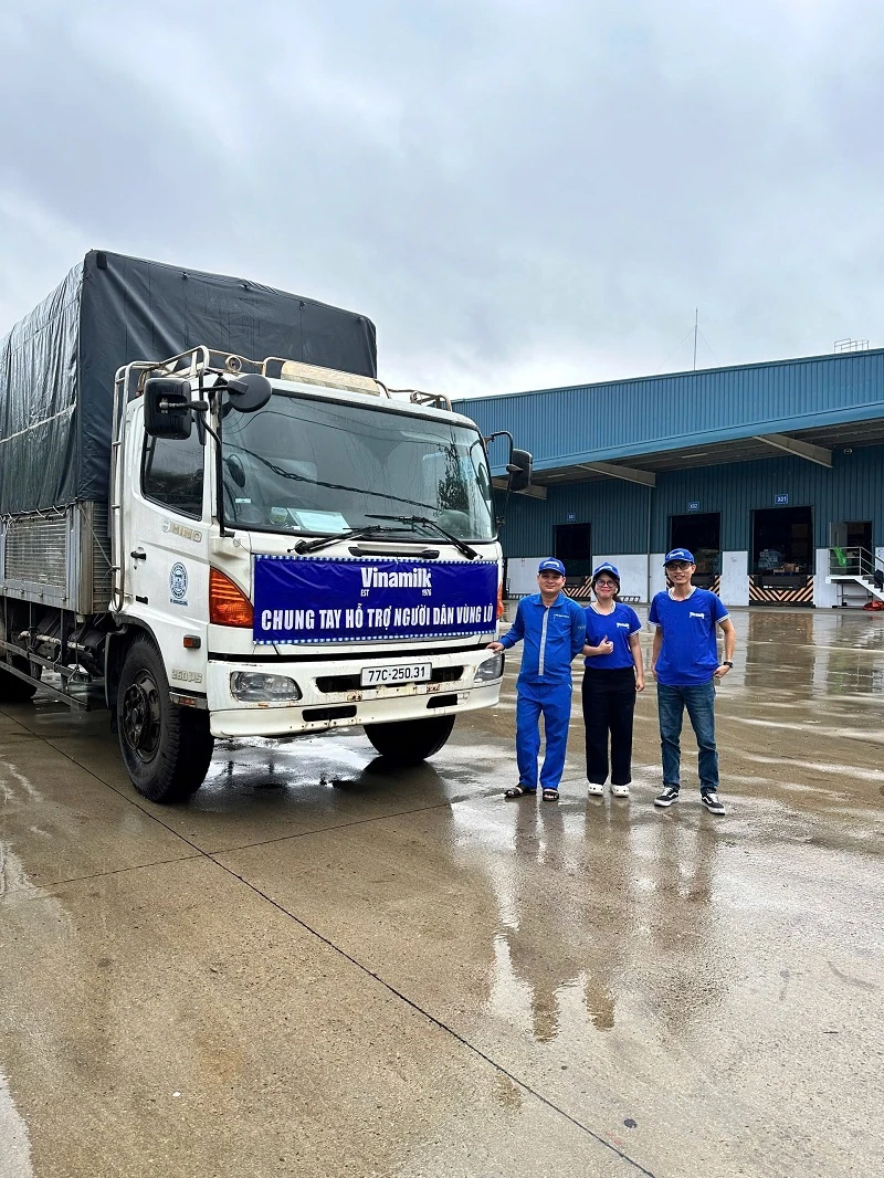 Vinamilk kịp thời hỗ trợ 48 tấn sản phẩm dinh dưỡng đến bà con vùng lũ miền Trung và Tây nguyên