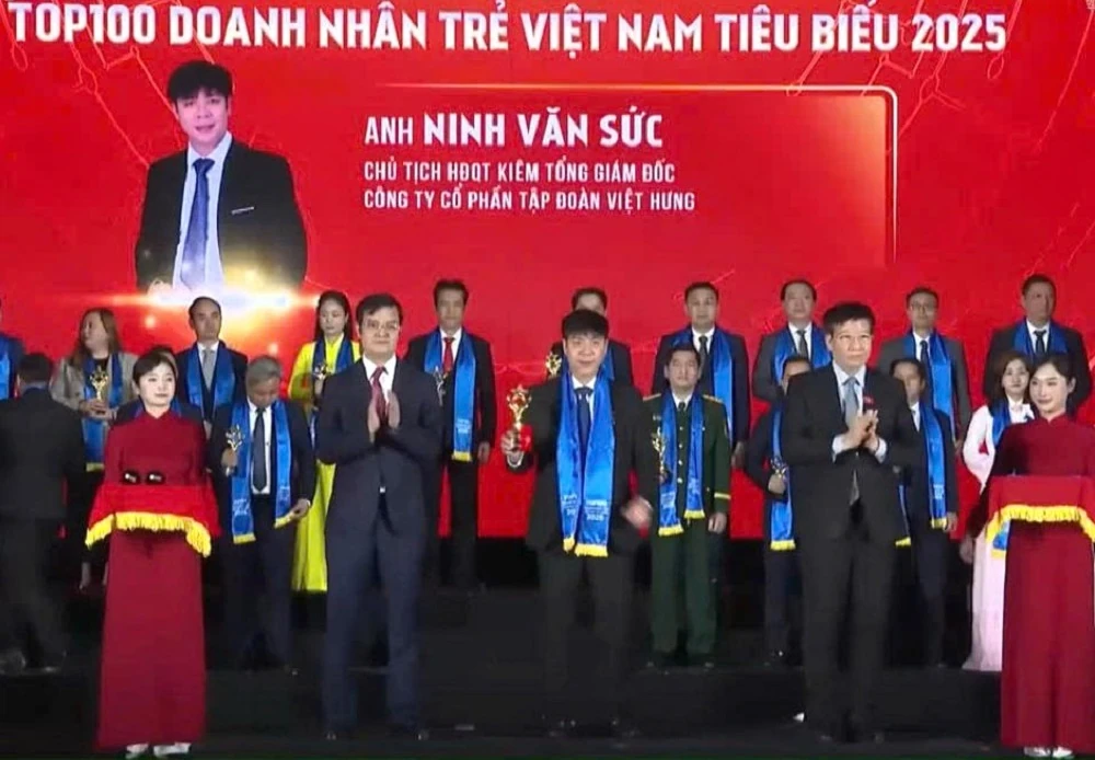 Chủ tịch HĐQT Tập đoàn Việt Hưng Ninh Văn Sức nằm trong TOP 100 Sao đỏ - Doanh nhân trẻ Việt Nam tiêu biểu năm 2025