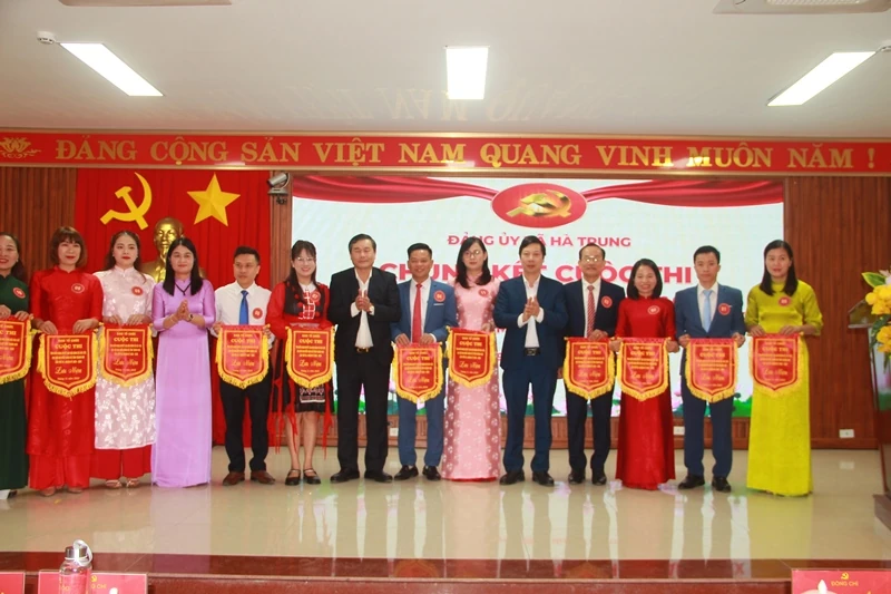 Xã Hà Trung trao giải cuộc thi tìm hiểu nghị quyết Đại hội Đảng các cấp