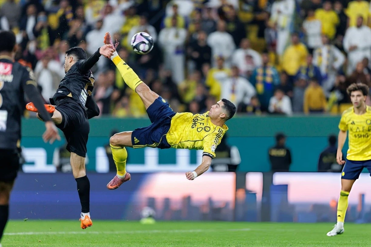 Ronaldo tái hiện siêu phẩm móc bóng; Thể Công Viettel biến CAHN thành cựu vương Cúp Quốc gia