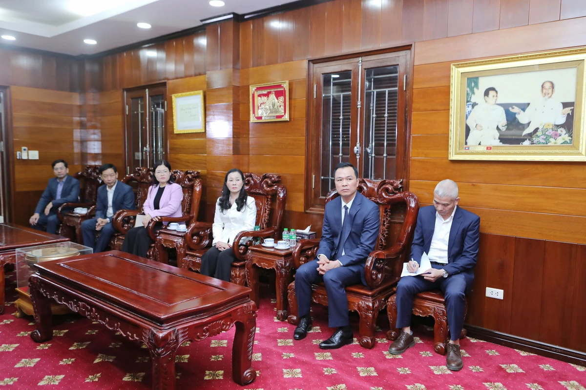 Đoàn đại biểu tỉnh Thanh Hóa chào xã giao Tổng lãnh sự quán Việt Nam tại Luông Pha Băng, nước CHDCND Lào