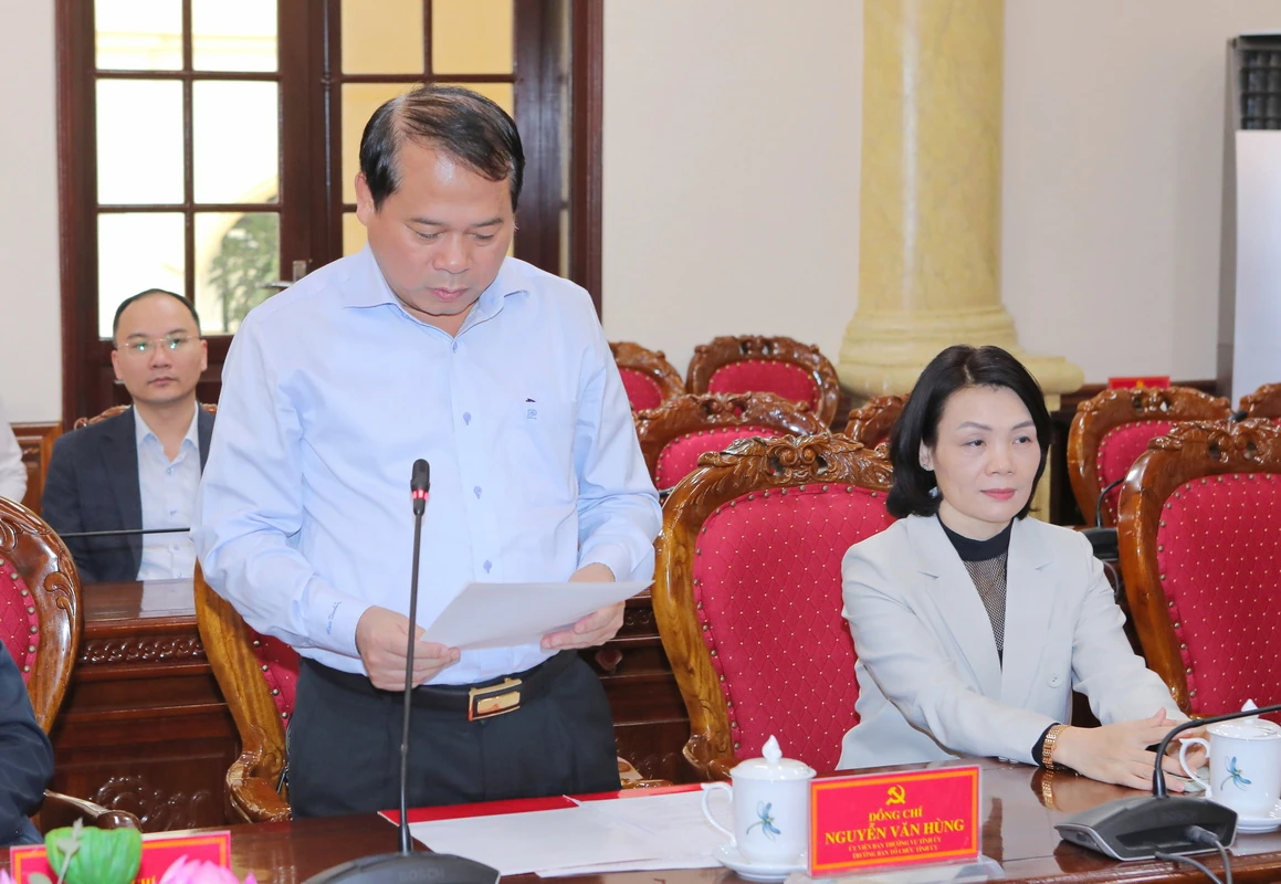 Trao tặng Huy hiệu Đảng cho các đồng chí nguyên lãnh đạo và lãnh đạo tỉnh