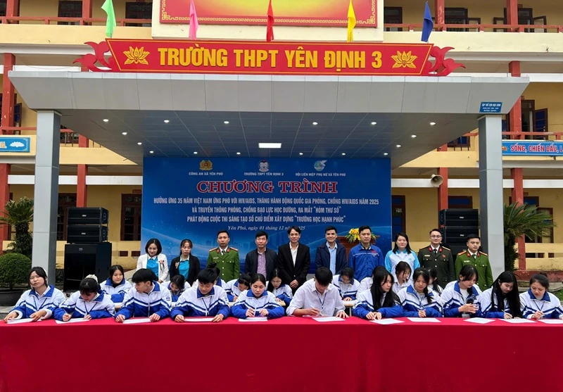 Học sinh xã Yên Phú tìm hiểu kiến thức về ứng phó với HIV/AIDS, phòng chống bạo lực học đường