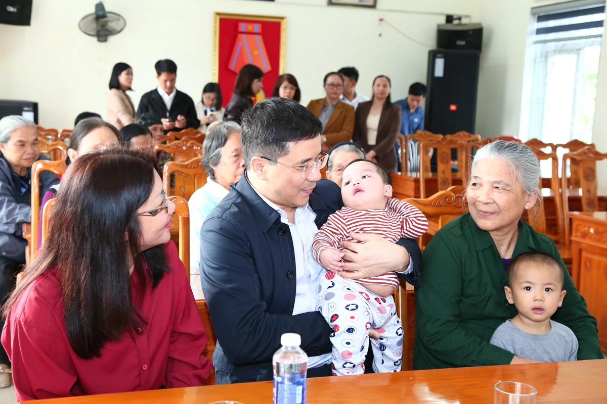 Phó Bí thư Thường trực Tỉnh ủy Nguyễn Hồng Phong thăm, tặng quà Làng Trẻ em SOS Thanh Hóa, Trung tâm Bảo trợ xã hội số 2