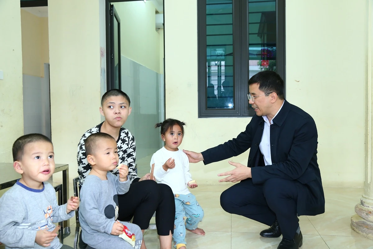 Phó Bí thư Thường trực Tỉnh ủy Nguyễn Hồng Phong thăm, tặng quà Làng Trẻ em SOS Thanh Hóa, Trung tâm Bảo trợ xã hội số 2