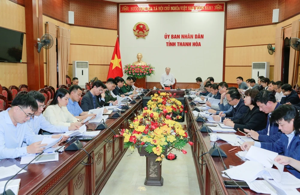 Phó Chủ tịch UBND tỉnh Cao Văn Cường nghe báo cáo một số đề án