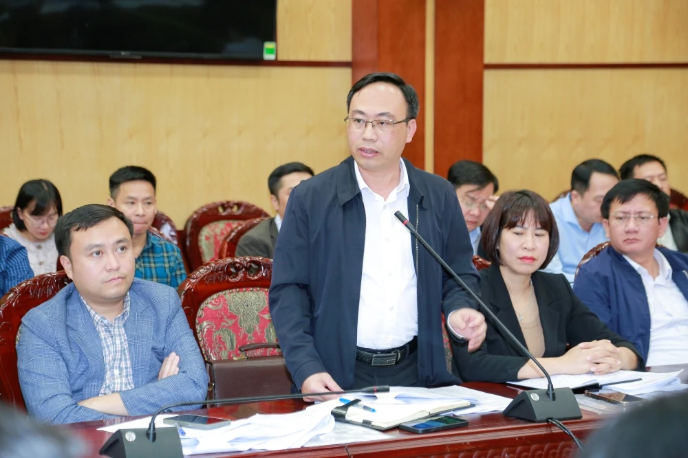 Phó Chủ tịch UBND tỉnh Cao Văn Cường nghe báo cáo một số đề án