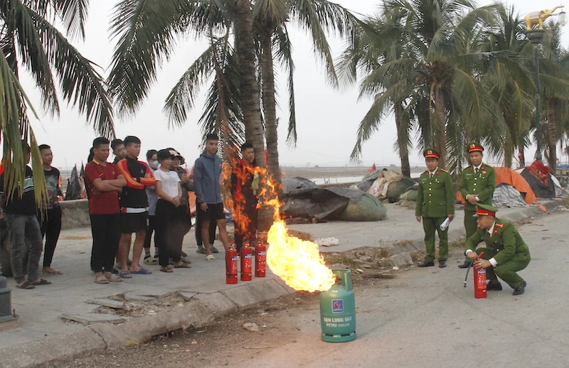 Tập huấn, hướng dẫn tuyên truyền cho các chủ tàu và người dân về PCCC