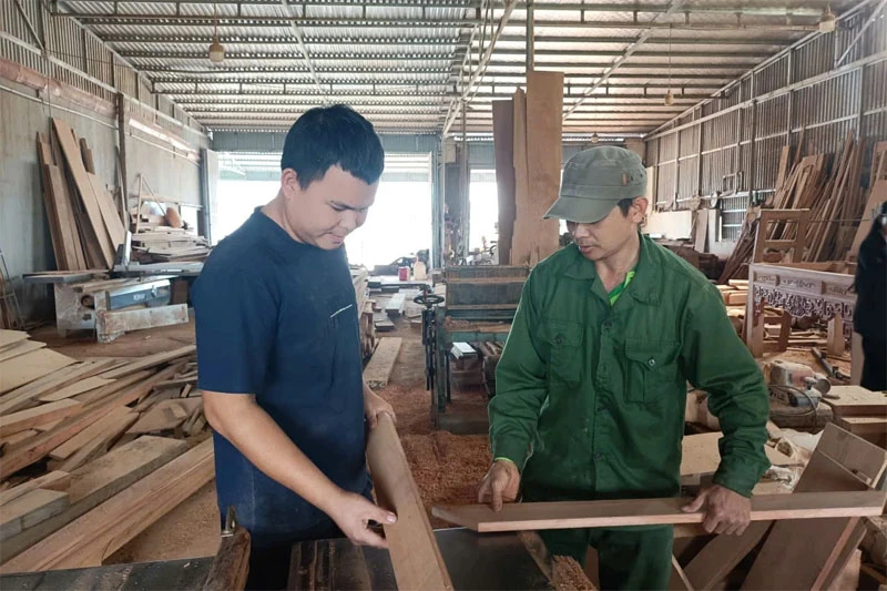“Thắp lửa” nghề mộc truyền thống