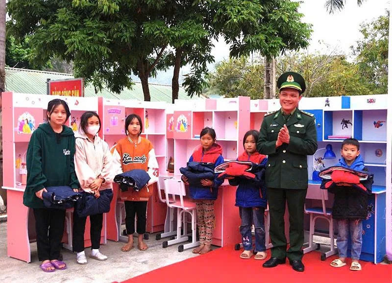 Người lính quân hàm xanh đồng hành cùng giáo dục vùng biên