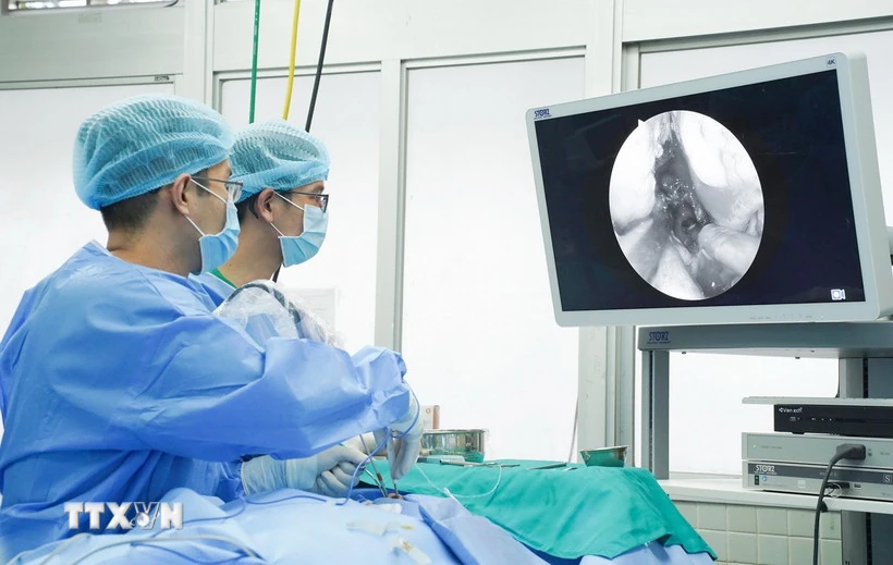 Lần đầu tiên Việt Nam ứng dụng hệ thống phẫu thuật nội soi thần kinh hiện đại