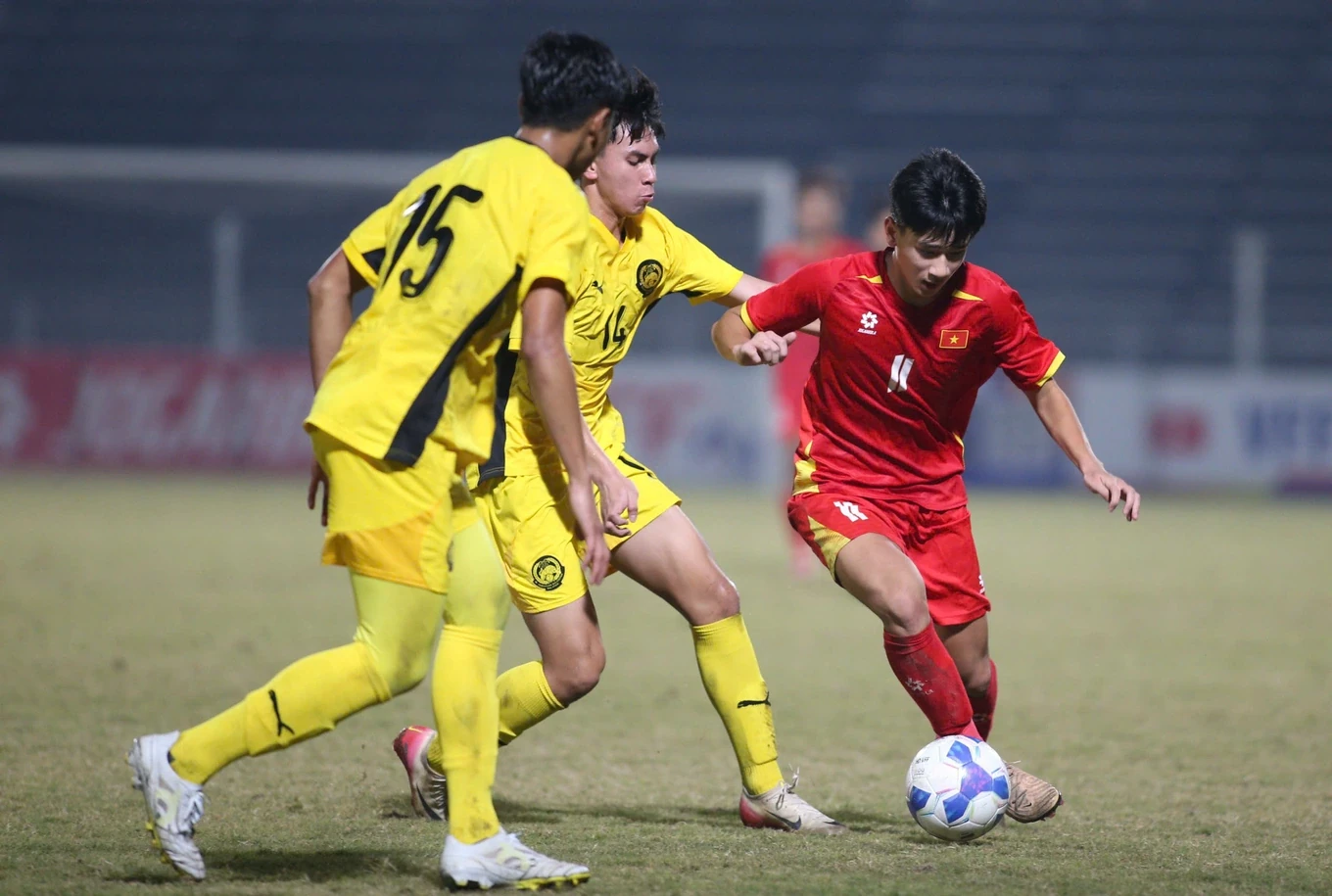U17 Việt Nam giành vé trực tiếp dự cúp châu Á; Arsenal bị Chelsea cầm hòa