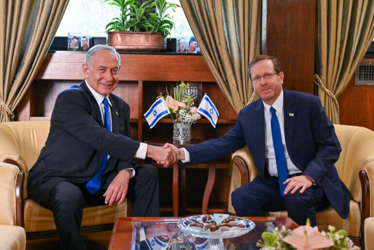 Thủ tướng Israel đệ đơn xin ân xá lên tổng thống trong phiên tòa xét xử tham nhũng kéo dài nhiều năm