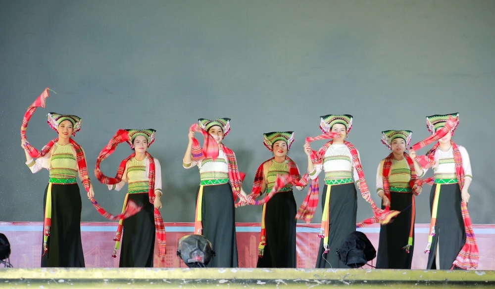 Chương trình nghệ thuật phục vụ khách tham quan sự kiện trưng bày nông sản, thực phẩm an toàn tại Quảng trường Lam Sơn