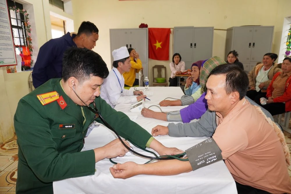 Khám bệnh, tư vấn sức khỏe và cấp phát thuốc miễn phí cho người dân xã Cổ Lũng