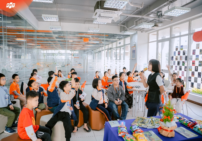 Học sinh FPT School Thanh Hóa học lịch sử qua workshop “Trang sách người lính - Gieo mầm tri ân”