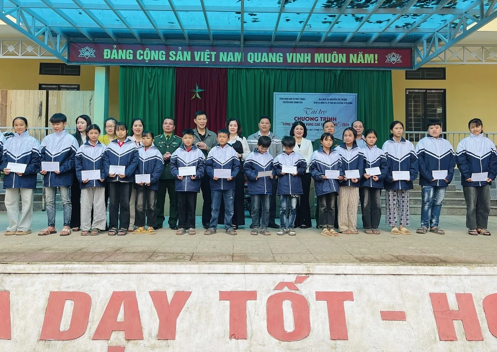 Công đoàn Báo và Phát thanh, Truyền hình Thanh Hóa tổ chức chương trình thiện nguyện “Cùng học sinh vùng cao tới trường”