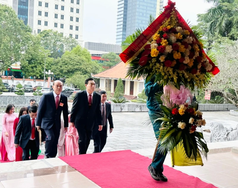 Đoàn đại biểu dự Đại hội HND tỉnh Thanh Hóa lần thứ XII dâng hương, báo công Chủ tịch Hồ Chí Minh