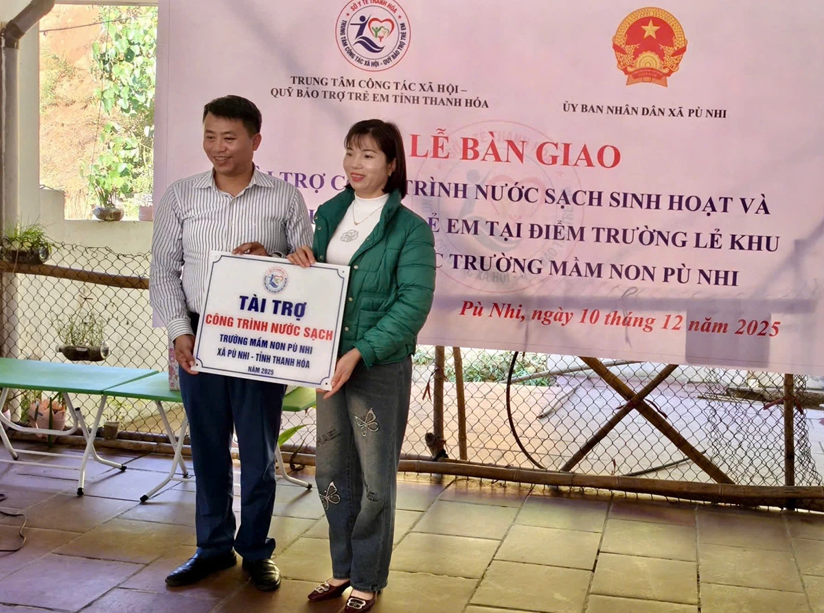 Tặng quà, bàn giao công trình nước sạch cho Trường Mầm non Pù Nhi
