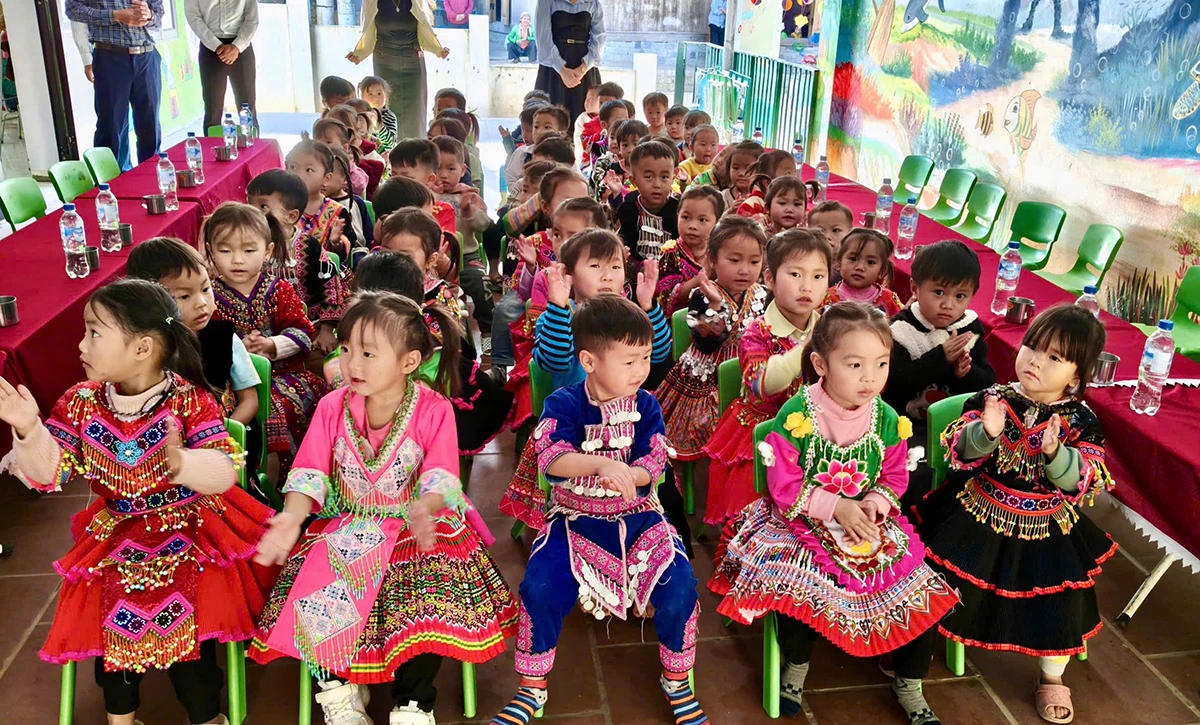 Tặng quà, bàn giao công trình nước sạch cho Trường Mầm non Pù Nhi