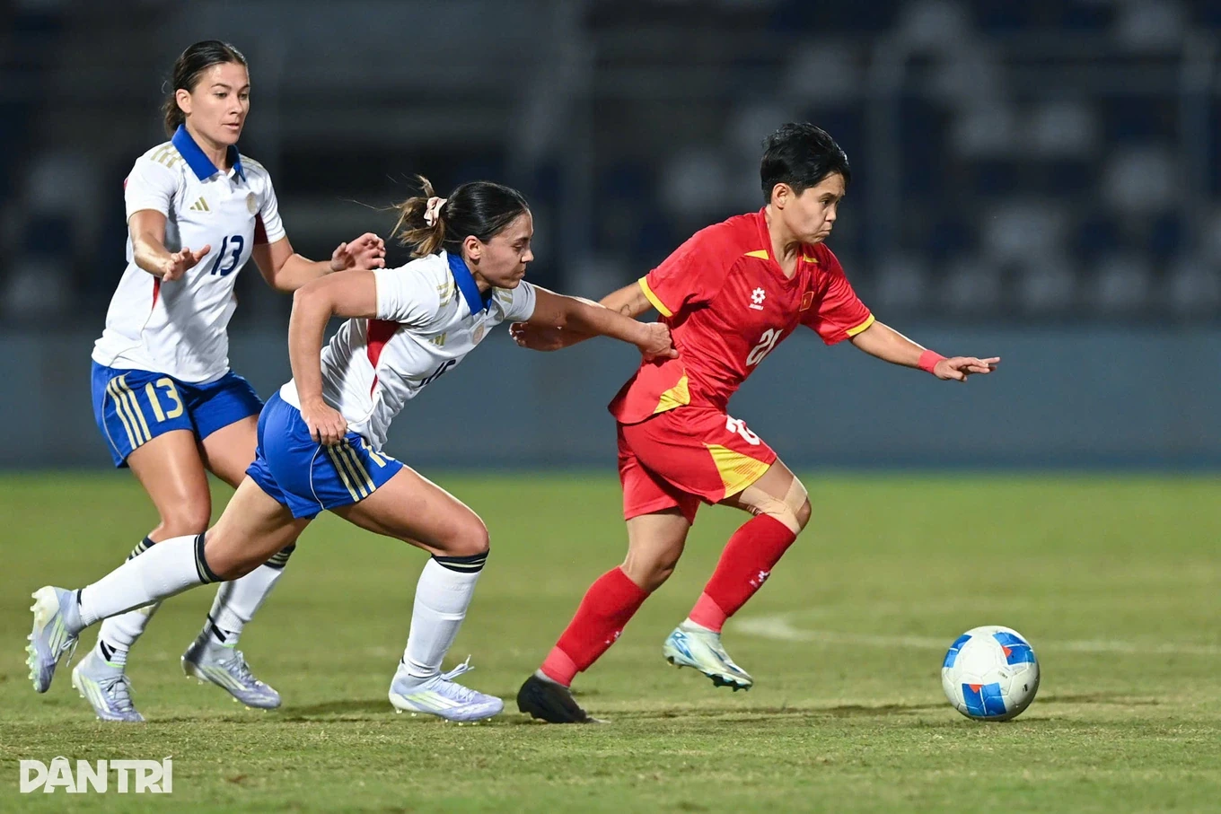 Nữ Việt Nam thua Philippines 0-1, HLV Mai Đức Chung: “Đáng lẽ phải hòa”; MU nhảy vọt lên vị trí thứ 6