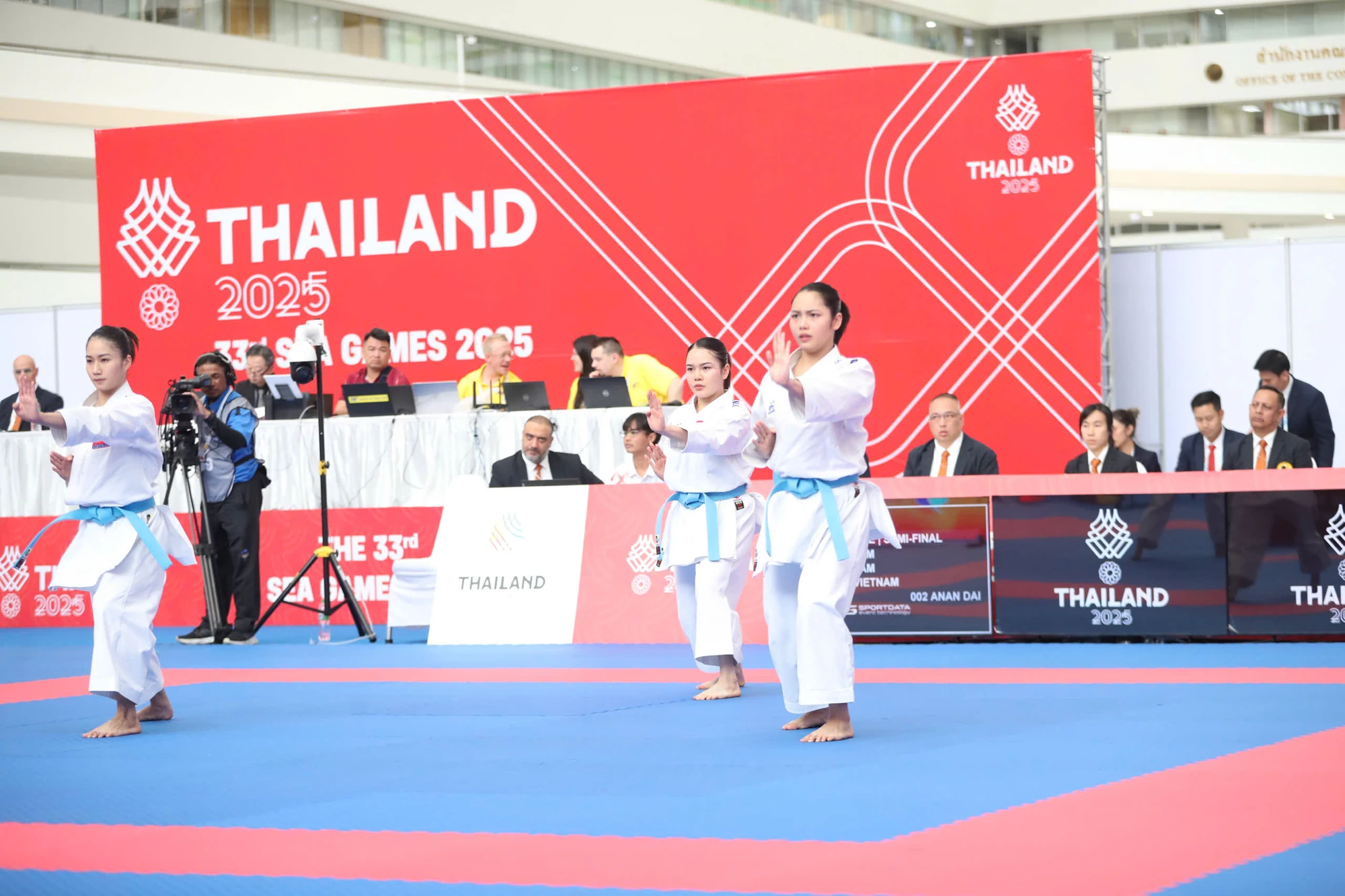 SEA Games 33 ngày 11/12: Đại thắng đường đua xanh, Việt Nam kết thúc ngày 2 với 14 HCV