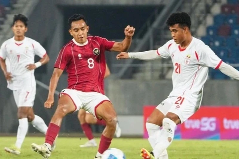 Tuyển nữ Việt Nam vào bán kết SEA Games và nhận tin vui từ FIFA; VĐV SEA Games chào cờ qua màn hình LED