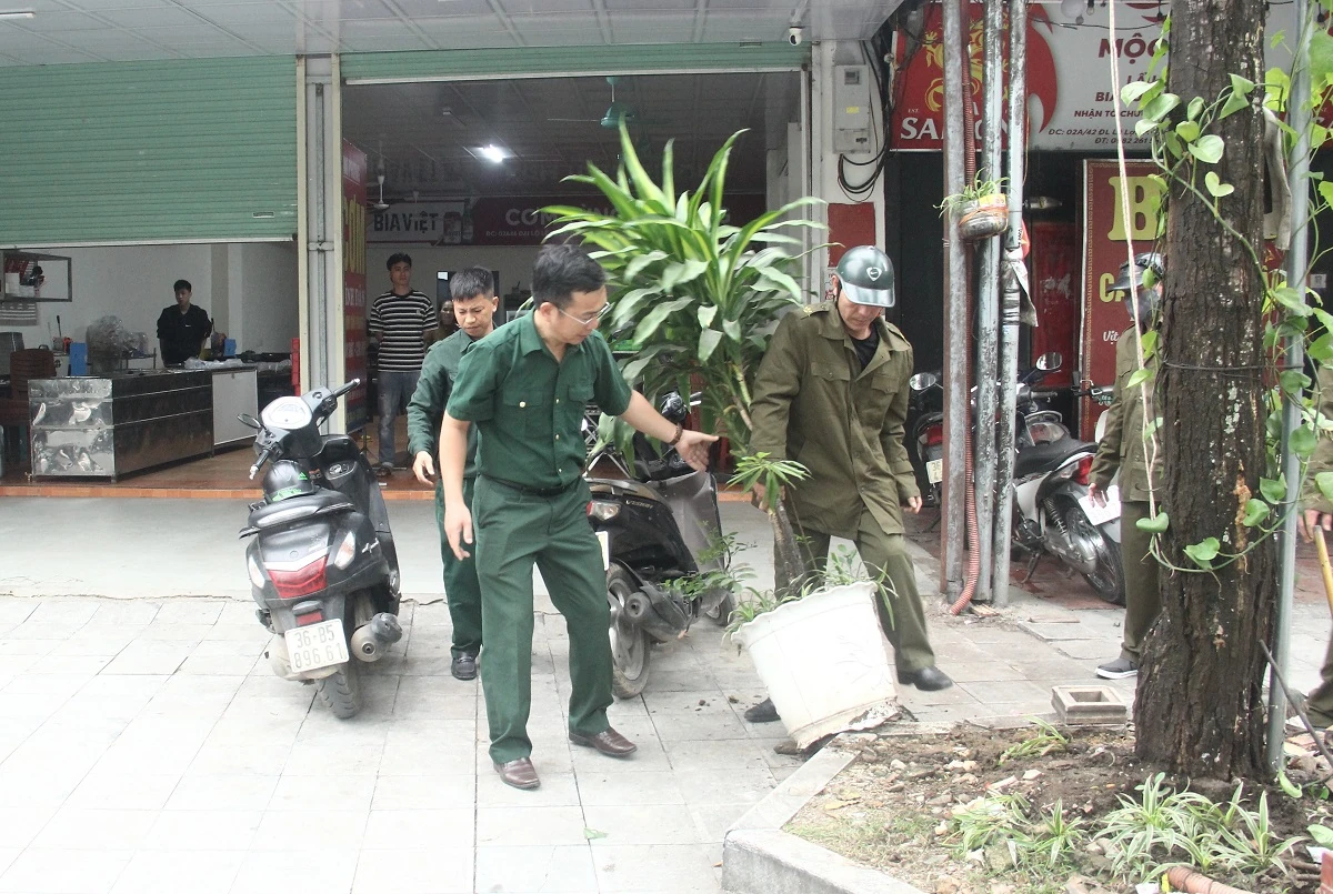 Phường Hạc Thành kiểm tra việc thiết lập lại trật tự đô thị, trật tự công cộng, vệ sinh môi trường