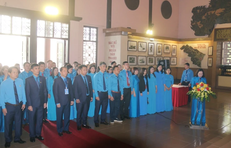 Đoàn đại biểu dự Đại hội Công đoàn tỉnh Thanh Hóa dâng hương báo công Chủ tịch Hồ Chí Minh