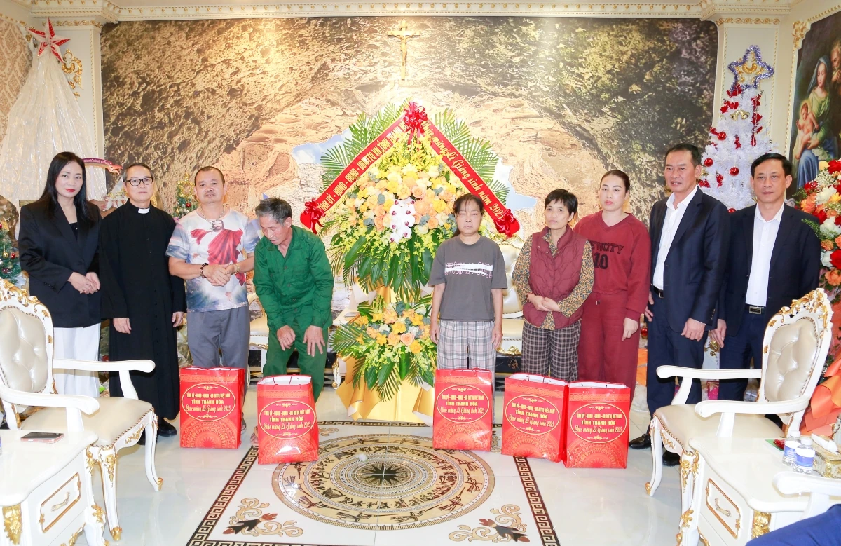 Phó Bí thư Tỉnh ủy, Chủ tịch Ủy ban MTTQ tỉnh Trịnh Tuấn Sinh thăm, chúc mừng Giáo xứ Sầm Sơn nhân dịp Lễ Giáng sinh