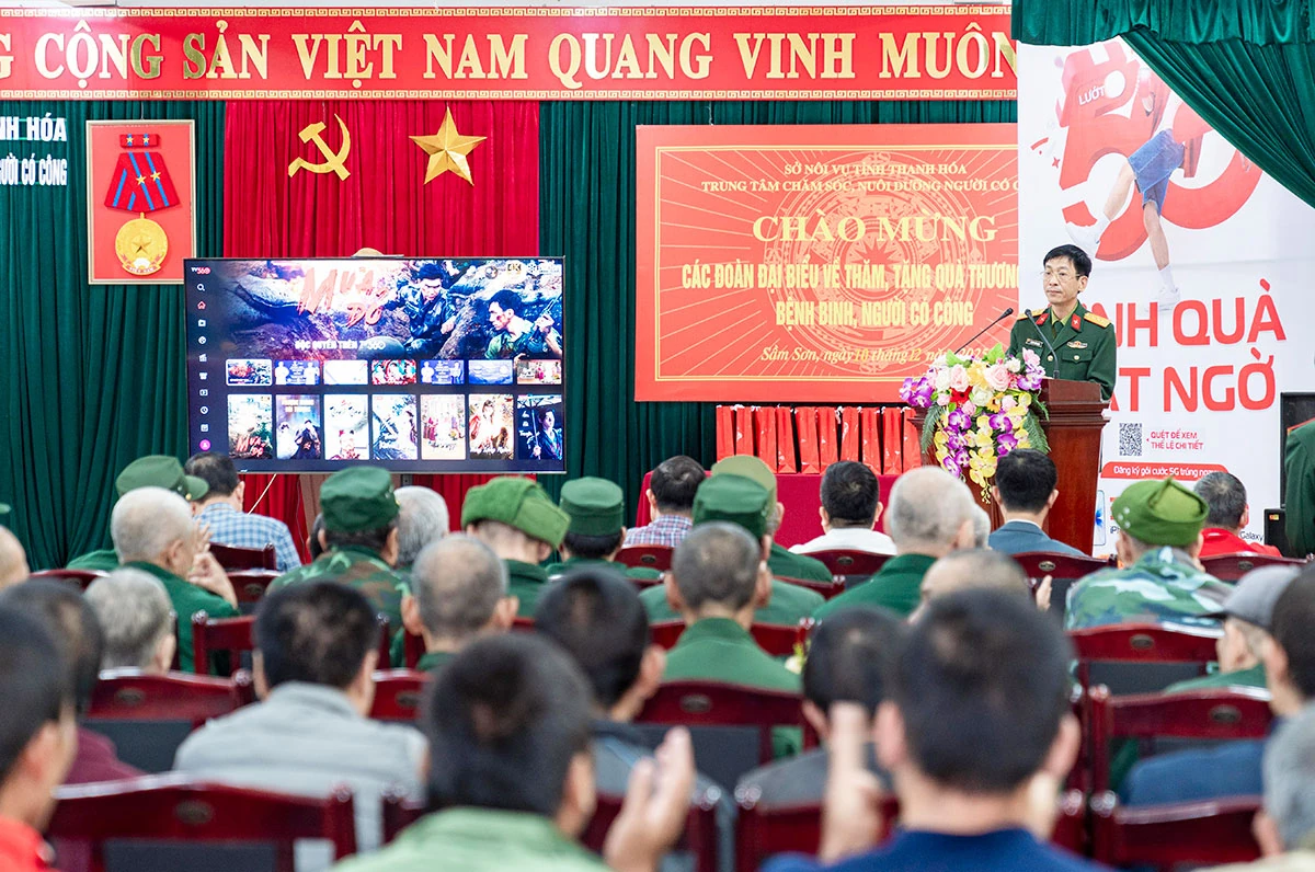Tỏa sáng truyền thống Bộ đội Cụ Hồ: Viettel Thanh Hóa tri ân 22/12 với chương trình tặng quà và chiếu phim “Mưa Đỏ”