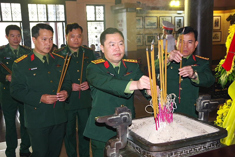 Bộ CHQS tỉnh dâng hoa, dâng hương tưởng niệm Chủ tịch Hồ Chí Minh và các Anh hùng liệt sĩ