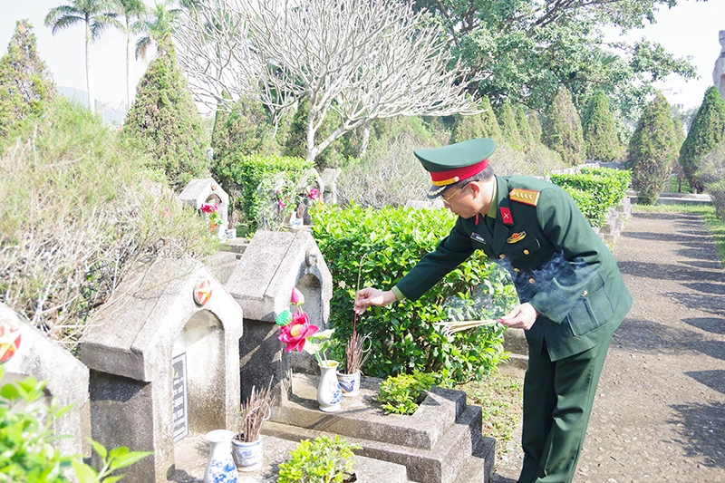 Bộ CHQS tỉnh dâng hoa, dâng hương tưởng niệm Chủ tịch Hồ Chí Minh và các Anh hùng liệt sĩ