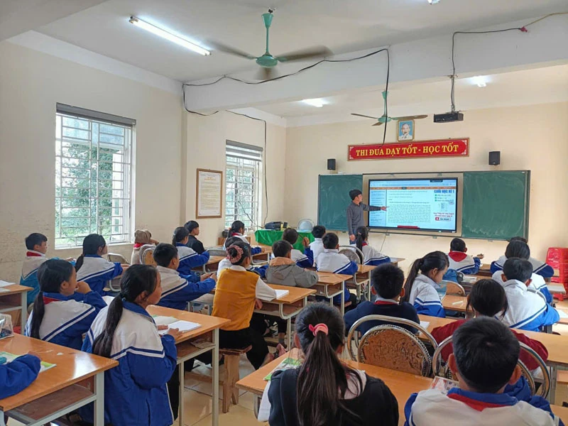 Chậm chi trả chế độ thừa giờ cho giáo viên
