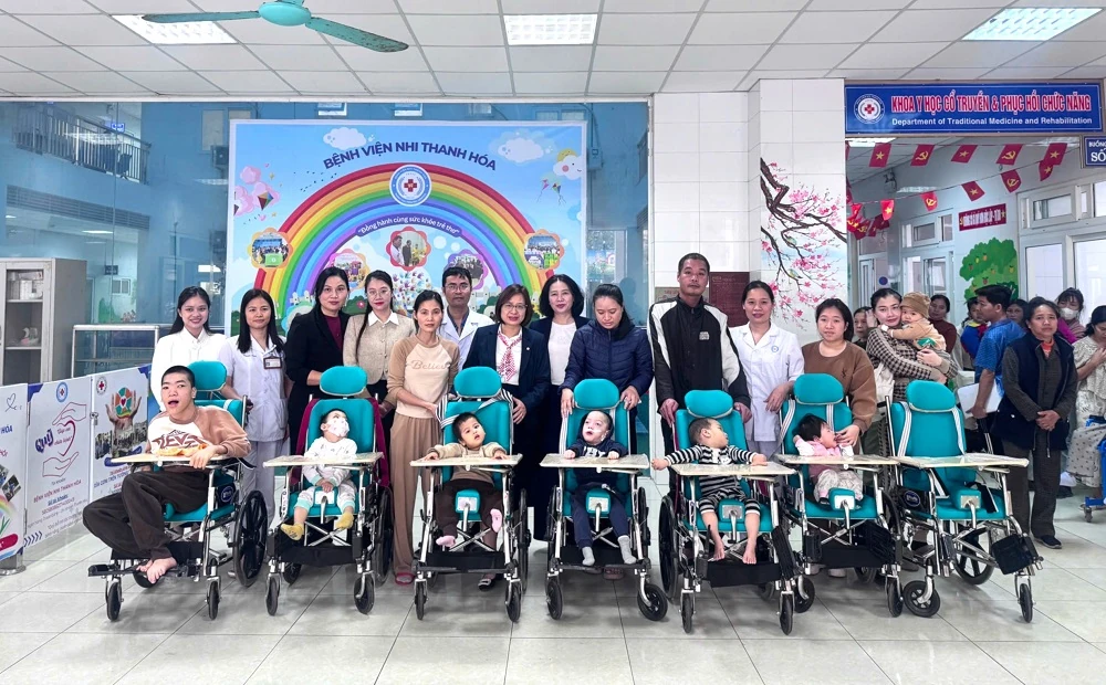 BIDV Chi nhánh Lam Sơn thăm, tặng quà cho các bệnh nhi có hoàn cảnh khó khăn