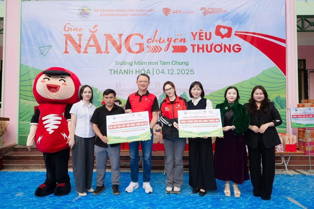 Giáo viên Trường Mầm non Tam Chung phấn khởi khi điểm trường Bản Ón có điện ổn định