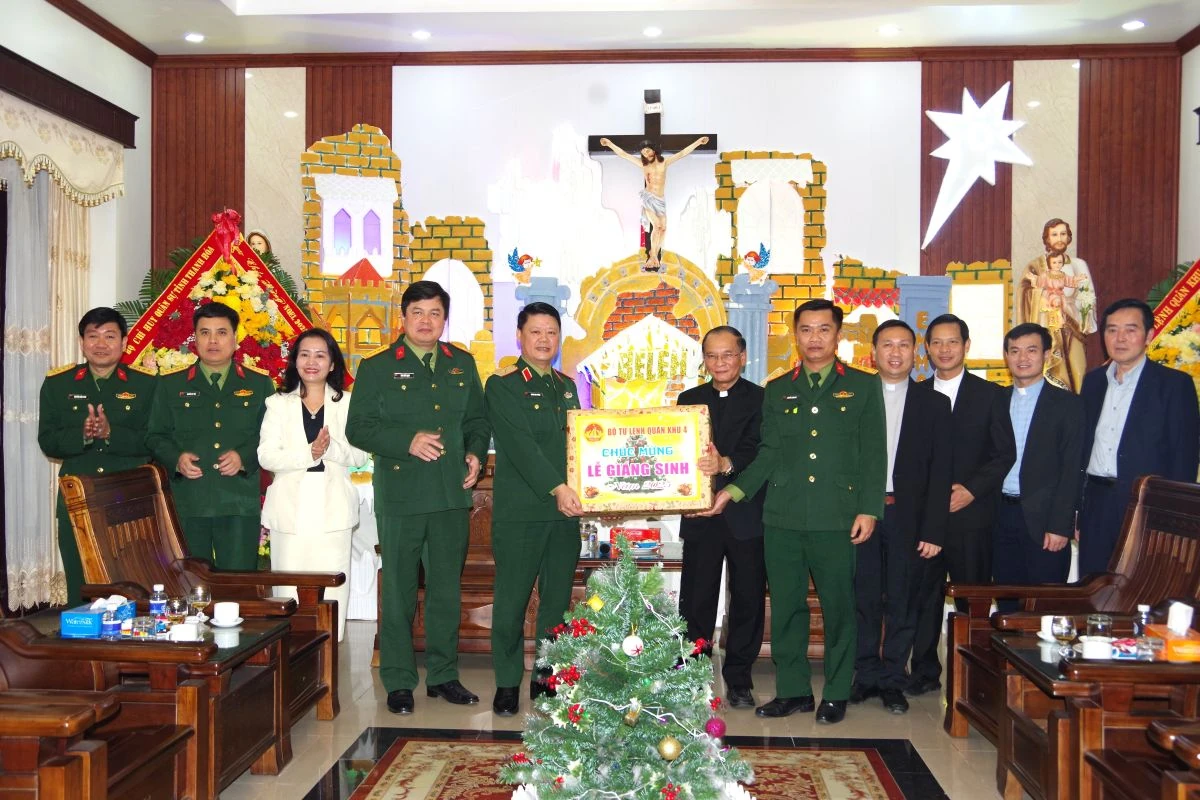 Bộ Tư lệnh Quân khu 4 chúc mừng Tòa giám mục Thanh Hóa
